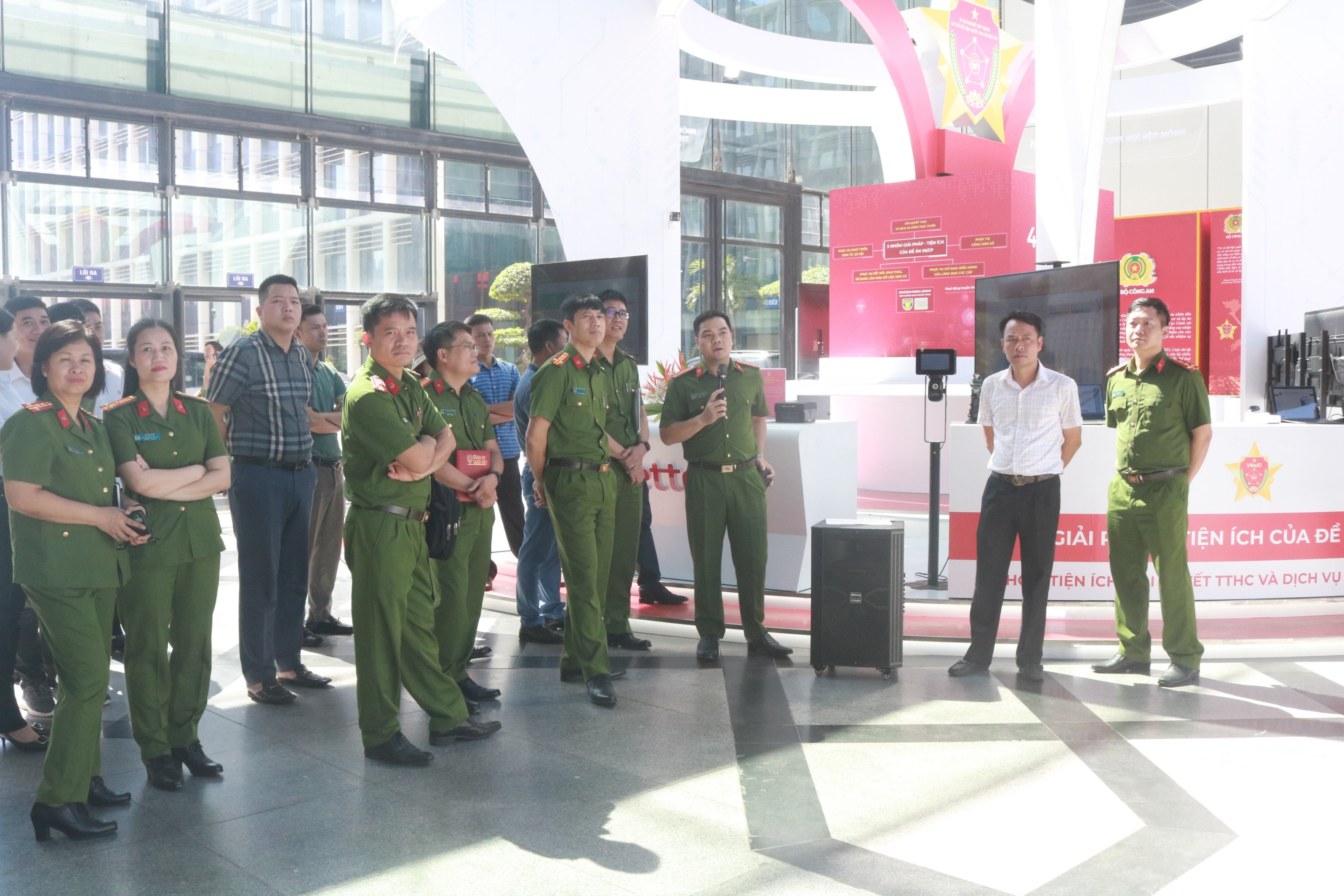 Tham quan triển lãm các mô hình, giải pháp công nghệ gắn với Đề án 06/CP